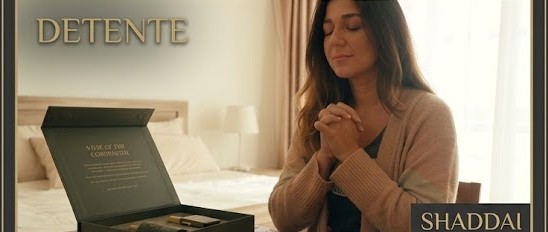 Paso 1 · Detente: estuche SHADDAI abierto sobre la cama