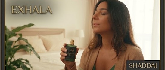 Paso 4 · Exhala: mujer exhalando con la esencia SHADDAI