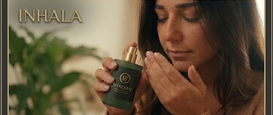 Paso 2 · Inhala: mujer inhalando la esencia SHADDAI