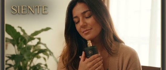 Paso 3 · Siente: mujer con la esencia SHADDAI sobre el pecho